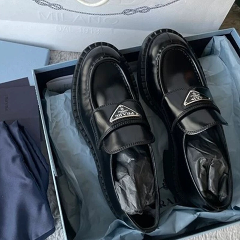 P brand women's loafers 2025 autumn and winter new model, genuine leather, thick sole, chunky heel, triangular logo, British style retro small leather shoes for women P brand women's loafers 2025 autumn and winter new model, genuine leather, thick sole, chunky heel, triangular logo, British style retro small leather shoes for women