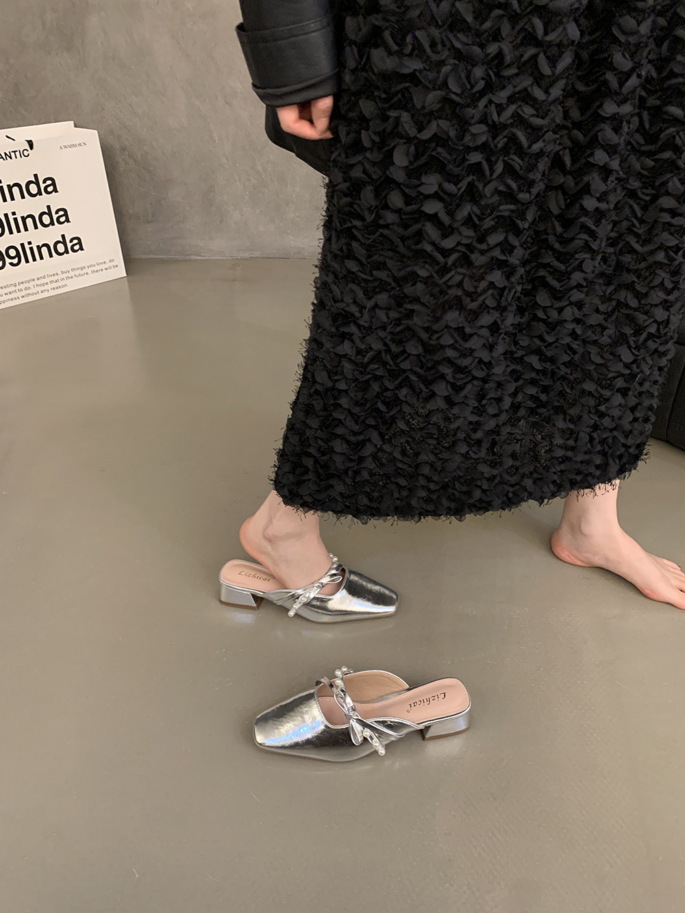 2025 New Summer Women's Closed-Toe Sandals Fashionable Versatile Daily Commute High-End Half Slippers Square Toe_vogvips.com