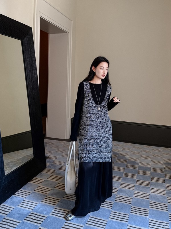 DIGM | 2025秋季极简高级感叠穿中长款U领针织背心裙毛衣女A8M026|undefined