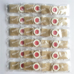 ばら売りの鶏の目は足の楽な足の足の部分を貼って看護します。