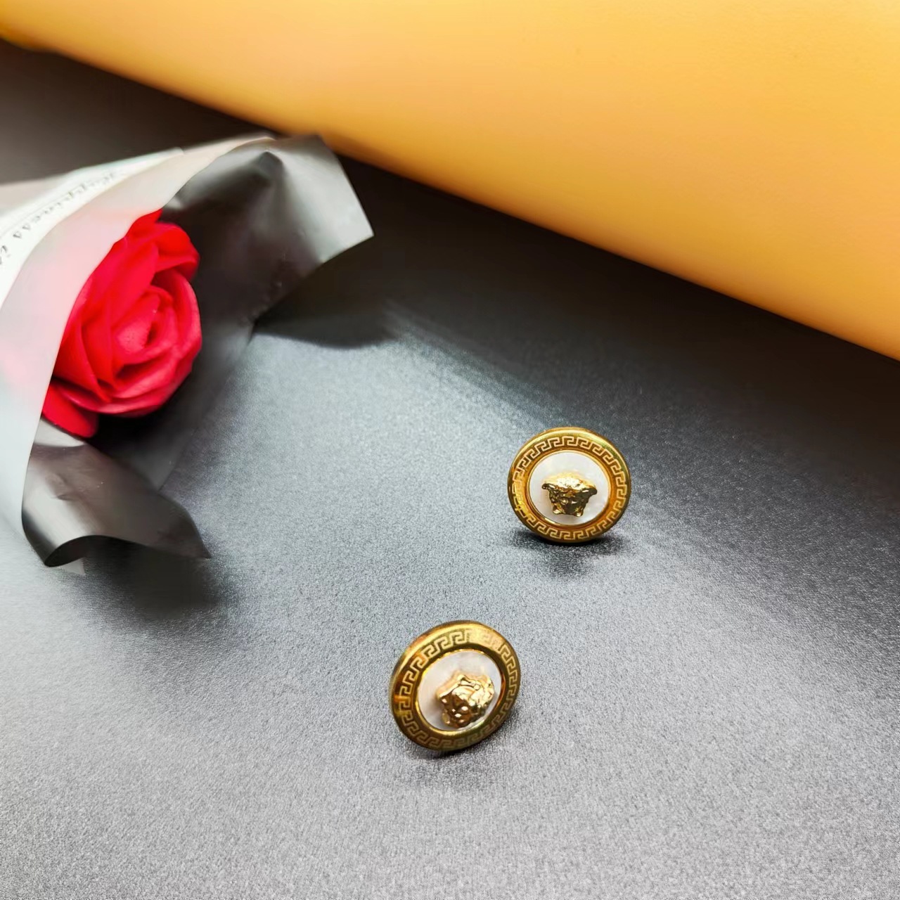 Retro Cartoon Character Round Titanium Steel Inlay Shell Ear Studs 1 Pair