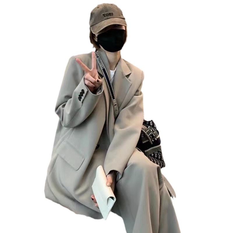 春と秋の新型コートの女性デザイン感があります。