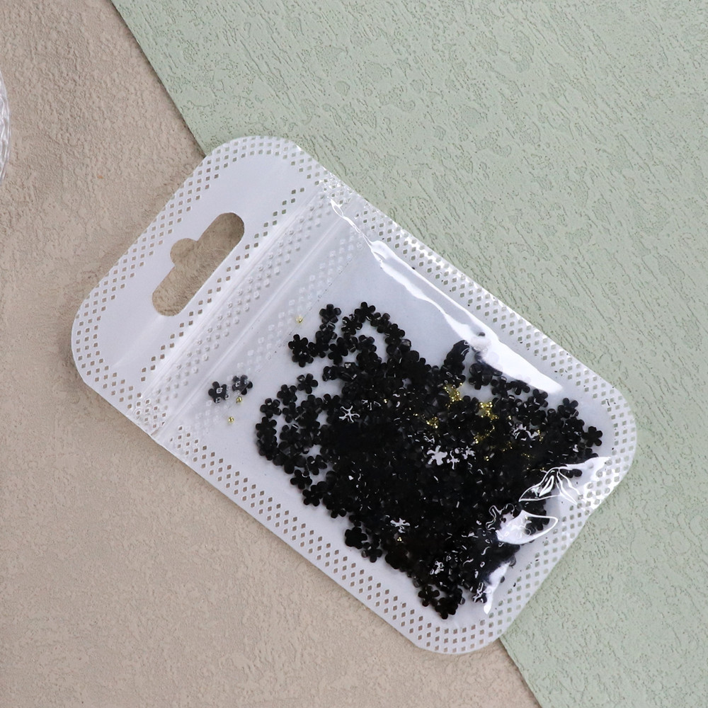 Blanco flor pequeña joyería de uñas de resina tridimensional de cinco pétalos tamaño de la flor mezclada con oro y plata cuentas de acero