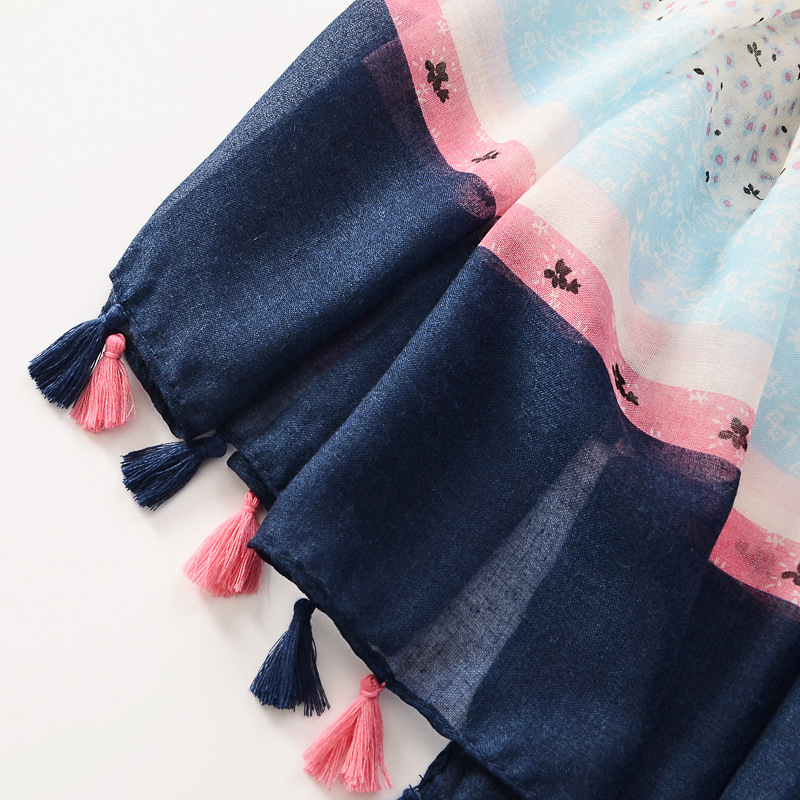 Estilo étnico retro contraste color azul oscuro pequeña flor borla bufanda decorativa viajes protector solar Toalla de playa algodón y lino sensación bufanda