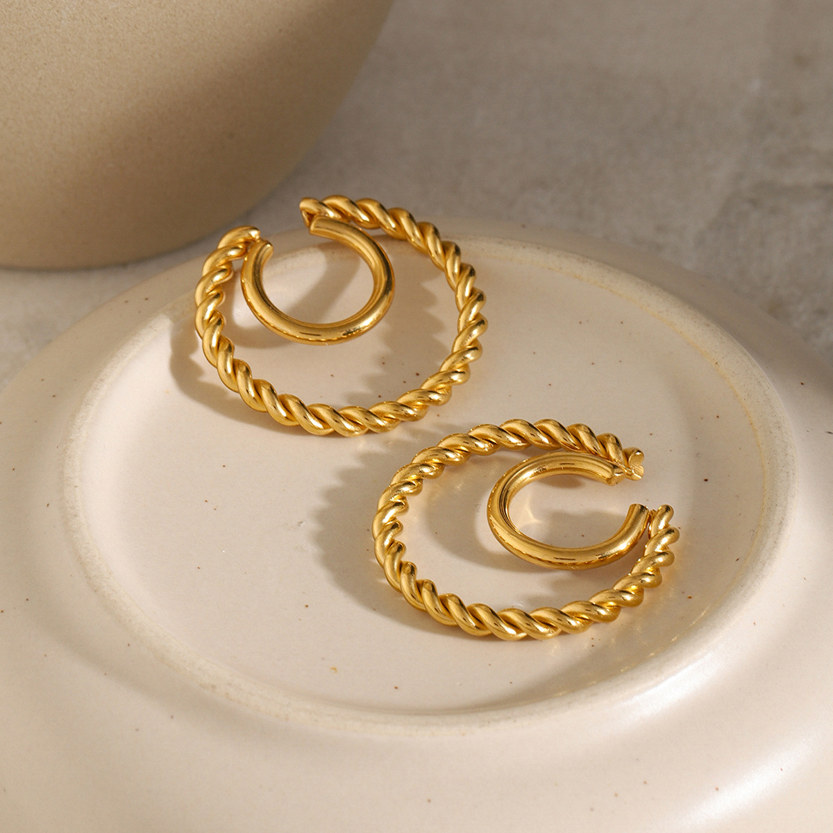 18k oro bobina de acero inoxidable bobina de torsión de doble capa clips de orejas europeas y americanas rojas de la misma moda clips de orejas de acero de titanio mujeres