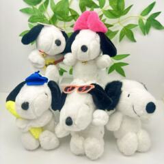 新しい蝶結びのスヌーピーのぬいぐるみの鍵は子犬のおもちゃのぬいぐるみの掛け物の包みを掛けて飾ります。