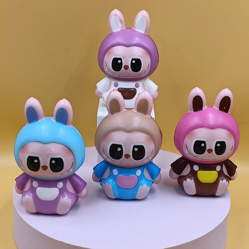 앉아있는 래브 브룩 메쉬백 혼합머리