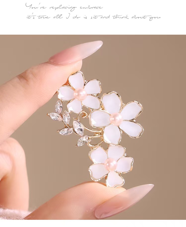 White lisianthus flower brooch