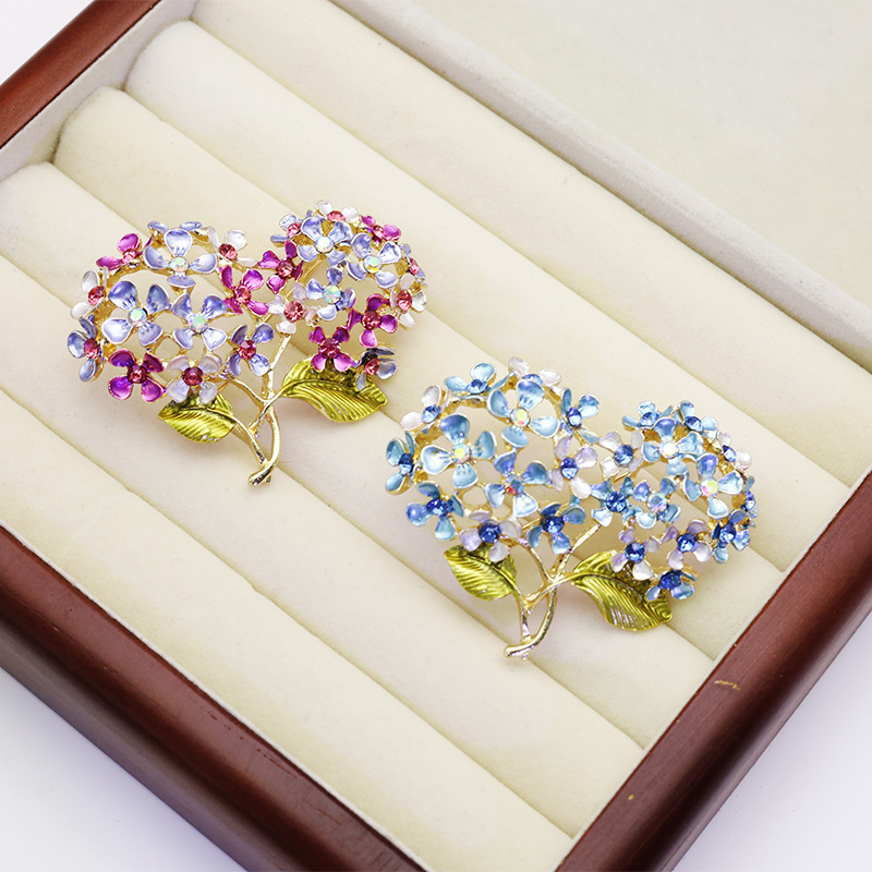 New fresh alloy enamel double-headed hydrangea brooch, versatile and elegant accessory for women's clothing