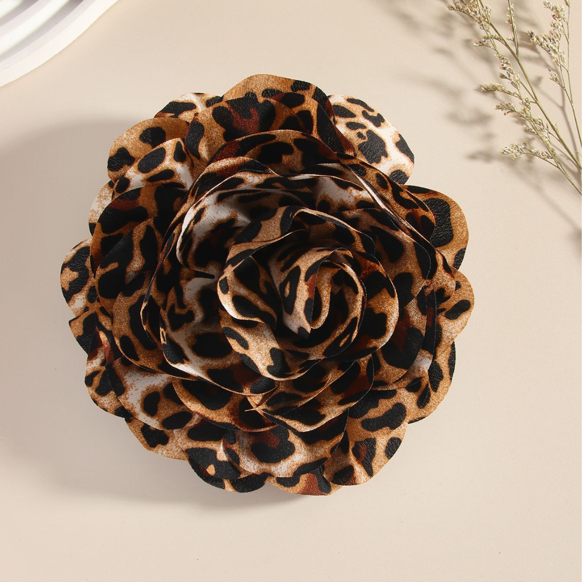 Vintage leopardmönstrad kameliabrosch stor fransig blomma_voghion.com