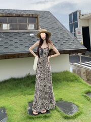 法式复古印花吊带连衣裙女2025夏季新款蕾丝拼接收腰显瘦大摆裙子