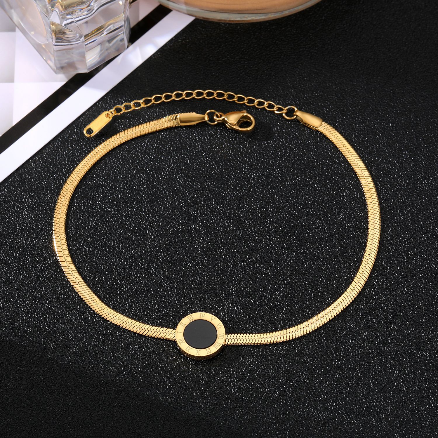 Bracciale in acciaio inossidabile con quadrante in stile lusso leggero e numeri, bracciale rotondo nero, catena con chiusura a cerniera, bracciale con catena a serpente piatta in oro_voghion.com