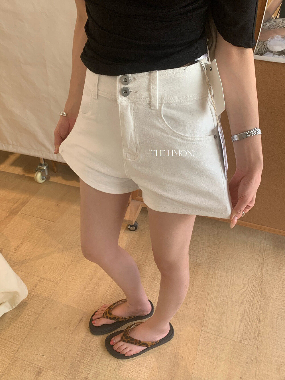 Quần short jean nữ lưng cao thiết kế hai khuy, dáng ôm gọn, phối màu cơ bản — màu đen, trắng ngà, màu kaki chi tiết 22
