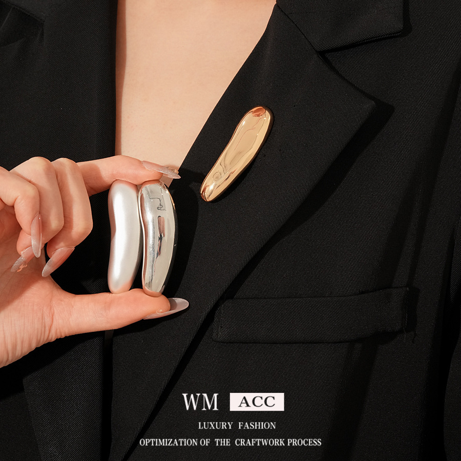Europa y los Estados Unidos transfronterizos brillante broche metálico estilo simple exagerado pin universal nicho accesorios de viento frío mujeres image 1