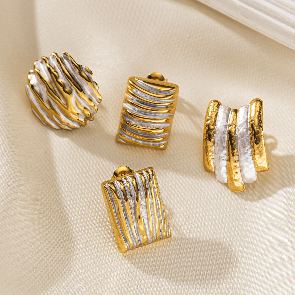 Taena Pendientes de acero inoxidable europeos y americanos, lujo ligero, alta calidad, línea de rayas de oro de 18k, pendientes irregulares, modelos calientes
