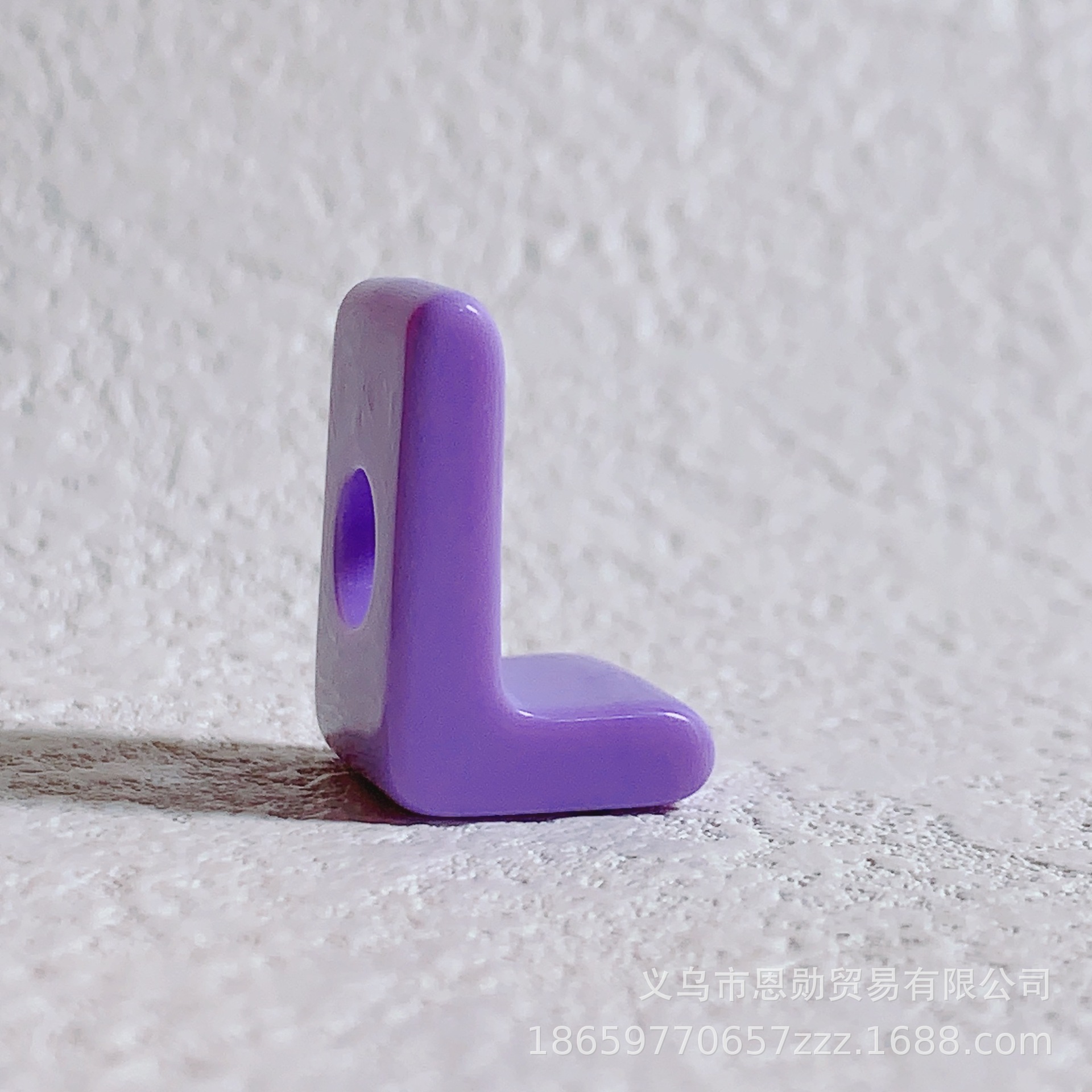 L (light purple)