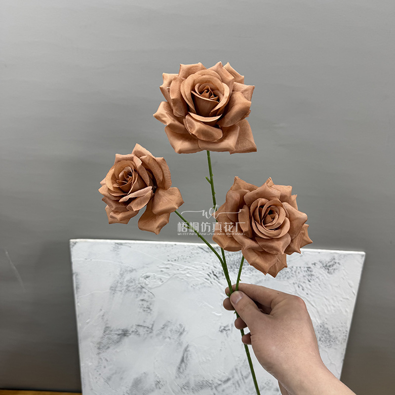 3-head curled diamond rose—brown