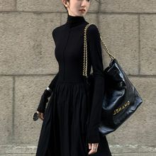 2023秋冬新款高级感气质女神范长裙法式赫本风收腰黑色长袖连衣裙