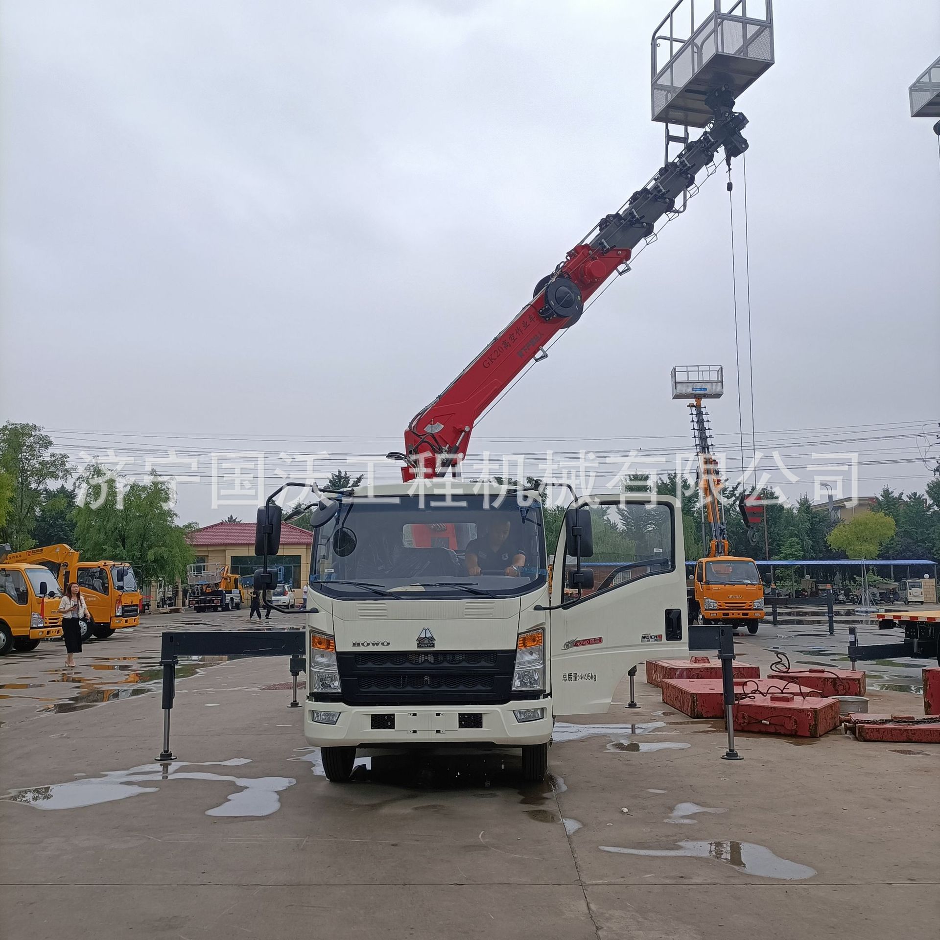 三用高空施工车 20米蓝牌高空作业车视频 4吨吊机高空车