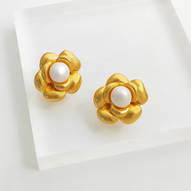 Retro Flower Copper Plating Inlay Pearl Ear Studs 1 Pair