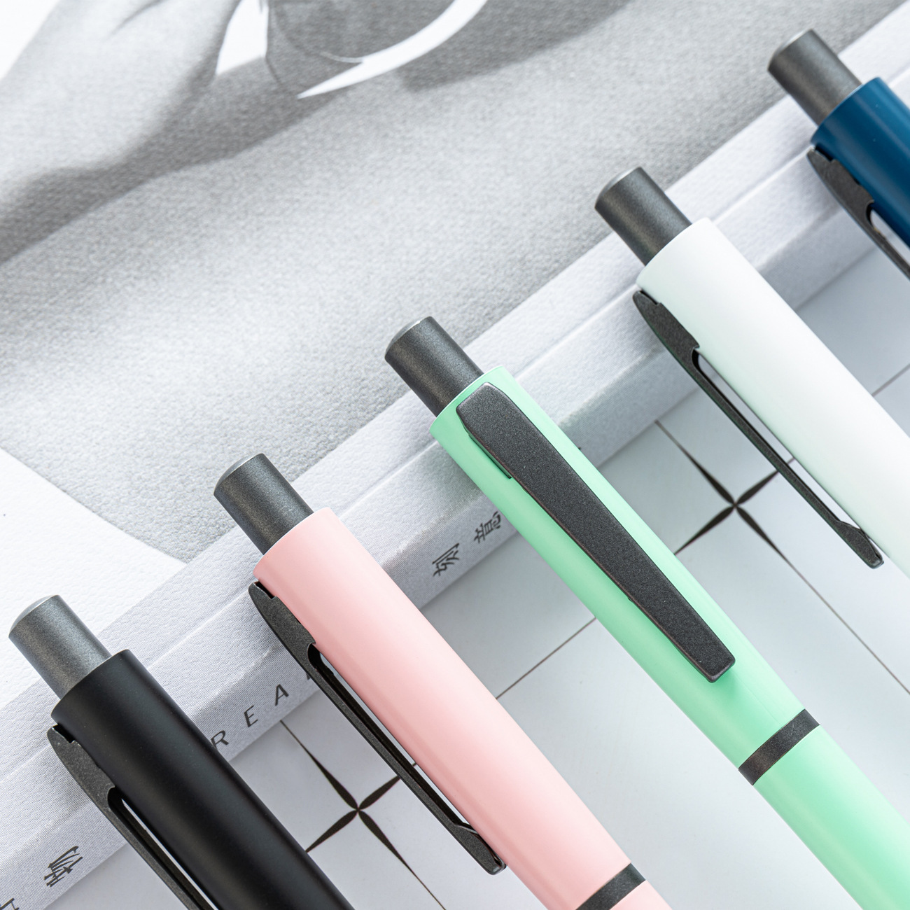 Fabricante de bolígrafo de metal multicolor en stock de escritura publicitaria de regalo se puede imprimir logotipo