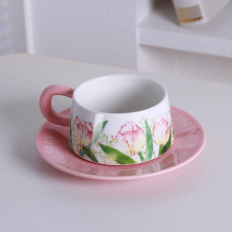 Taza de café y platillo en polvo de tulipán