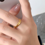 Небольшое дизайнерское золотое универсальное кольцо из нержавеющей стали, простой и элегантный дизайн, тренд сезона, золото 750 пробы, популярно в интернете, не выцветает