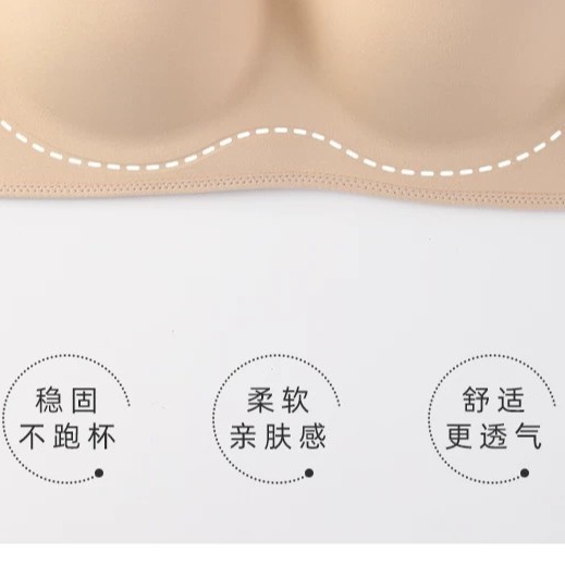 Los pechos pequeños de encaje francés muestran ropa interior de niña grande y pura