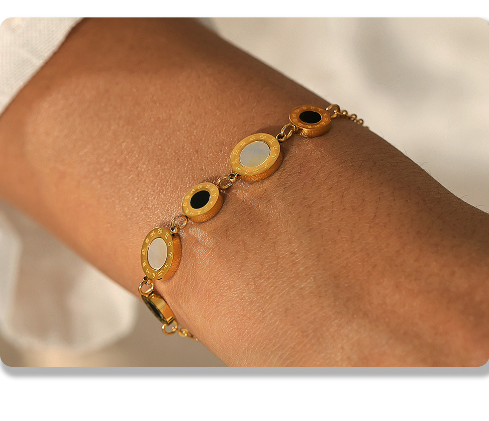 Stilvolles, einseitiges Muschelarmband mit römischen Ziffern in Schwarz und Weiß – schlichtes Nischendesign aus Edelstahl._voghion.com