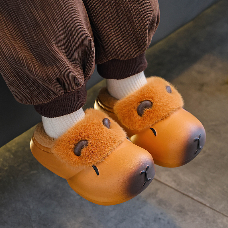 Capibara invierno zapatillas de algodón para niños y niñas, calentamiento de terciopelo impermeable, bolsas de tacones para padres e hijos.
