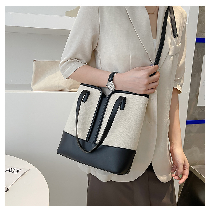 Korean Style Simple Stitching Contrast Color One-shoulder Diagonal Tote Bag display picture 13