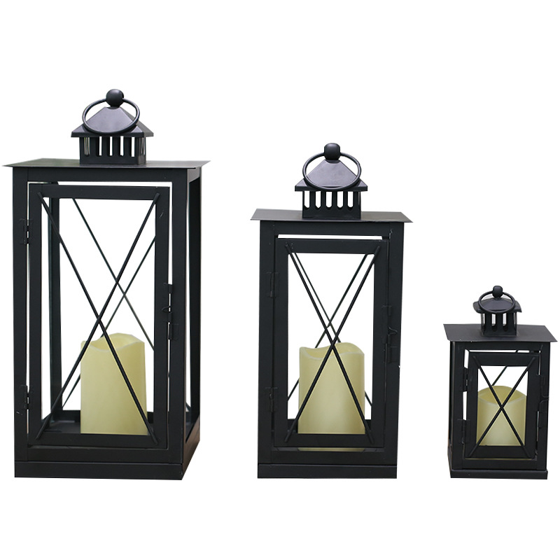 Fábrica mayorista de lámparas de vidrio de hierro fundido a prueba de viento candelabros linternas europeas props de boda decoración al aire libre