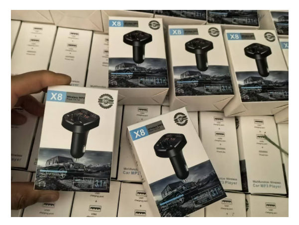 x8에는 Bluetooth 전송 기능이 있으며 작은 색상 상자에 포장되어 있습니다.