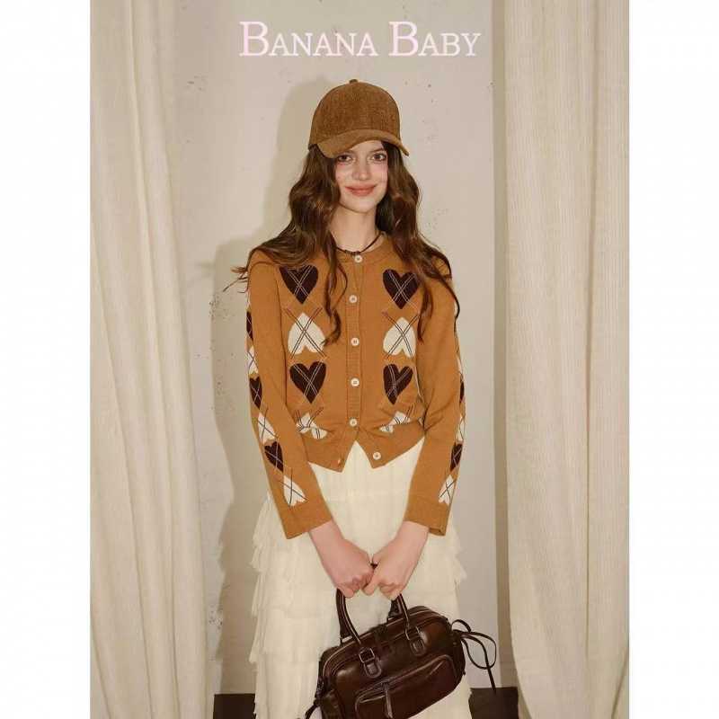 Lingxin Cocoa BANANA BABY 2026 Autumn New Collection: Retro Preppy Style Jacquard Knit Cardigan for Women Lingxin Cocoa BANANA BABY 2026 Autumn New Collection: Retro Preppy Style Jacquard Knit Cardigan for Women