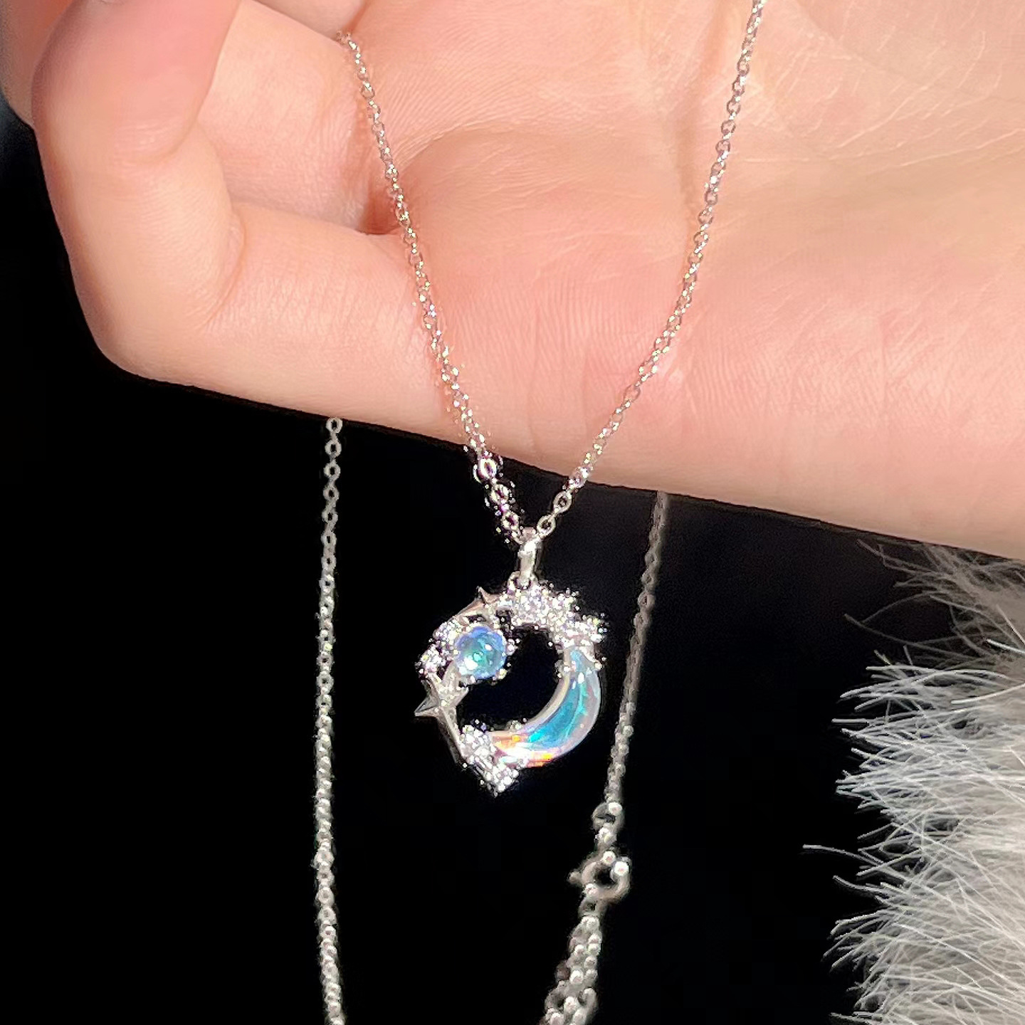 Collier ras du cou en verre et pierre de lune, orné d'une étoile et d'un pendentif lune. Un bijou polyvalent, luxueux et raffiné, parfait pour les tendances actuelles._voghion.com