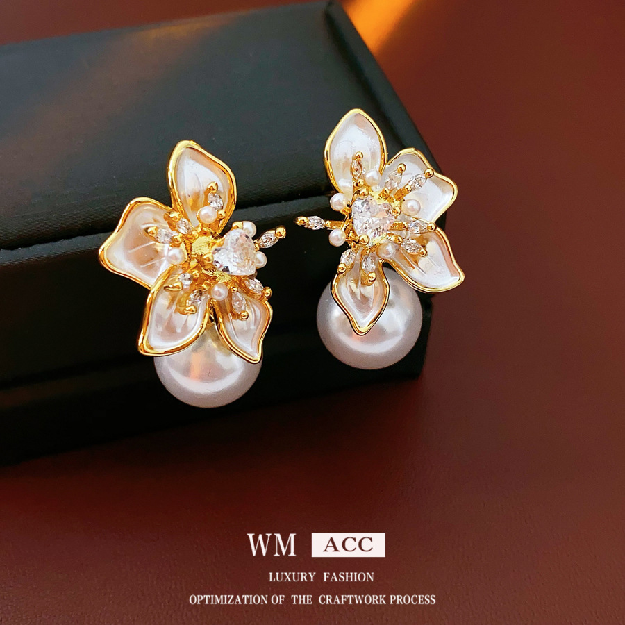 Pendientes de perlas de flor de aguja plateada de galvanoplastia de oro real Pendientes de moda de alta gama de todo fósforo Pendientes de lujo ligero retro francés para mujer