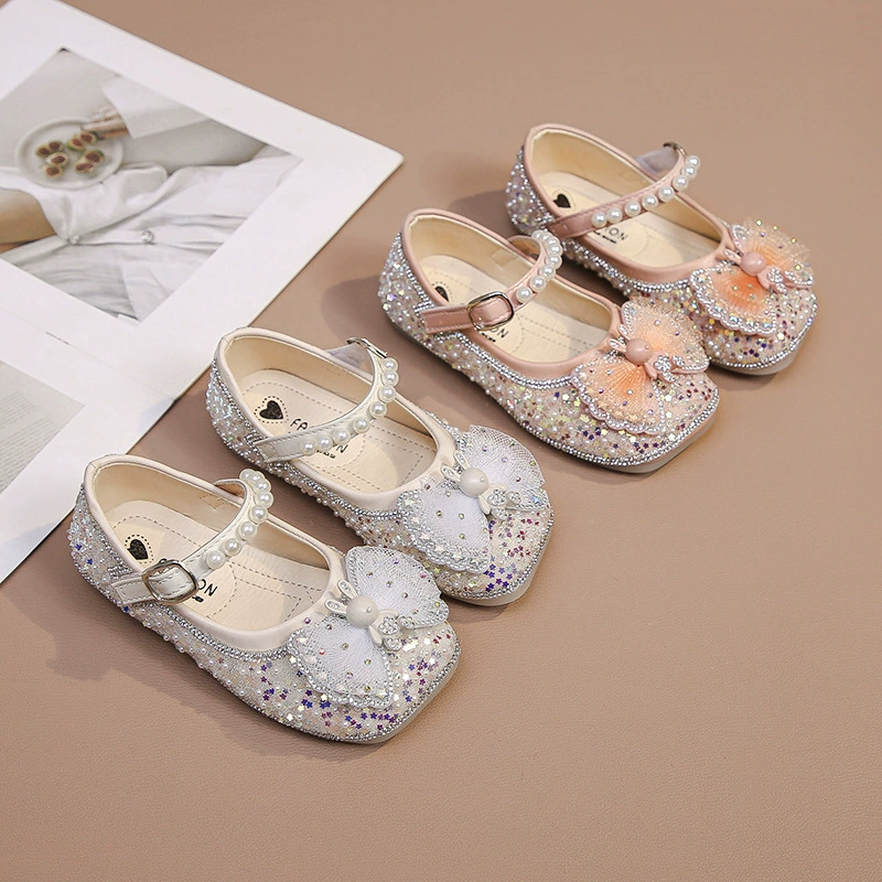 Маленькие кожаные туфли с мелким ртом для девочек на весну и осень 2023 Новые детские туфли принцессы со стразами и блестками, модная обувь с жемчугом