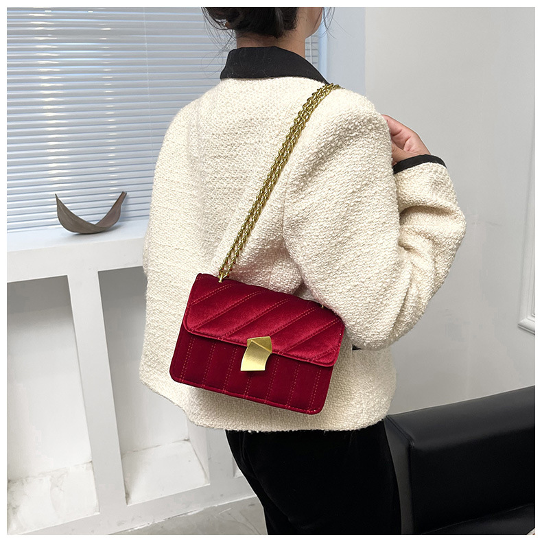 Velvet Small Square Bag  Winter New Retro Lock Simple Shoulder Messenger Bag Chain Bag display picture 4