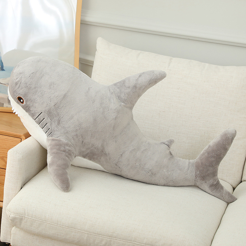 青いサメのぬいぐるみのホジロザメのぬいぐるみ1メートルの長さのサメが枕を抱いて寝て誕生日プレゼントを抱きます。|undefined