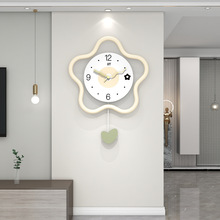 奶油风时钟高级感挂墙家用个性创意挂钟壁挂式背景装饰画客厅钟表