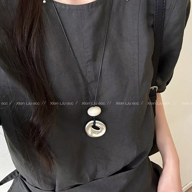 Otoño y invierno minimalistas collares colgante de goteo de Feng Shui mujeres chaqueta larga suéter cadena casual accesorios de lujo ligero