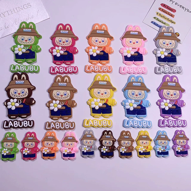 Индивидуальные аксессуары для украшений в стиле мультяшного Labubu: чехлы для телефонов, кружки, хлопковые тапочки, декоративные нашивки.