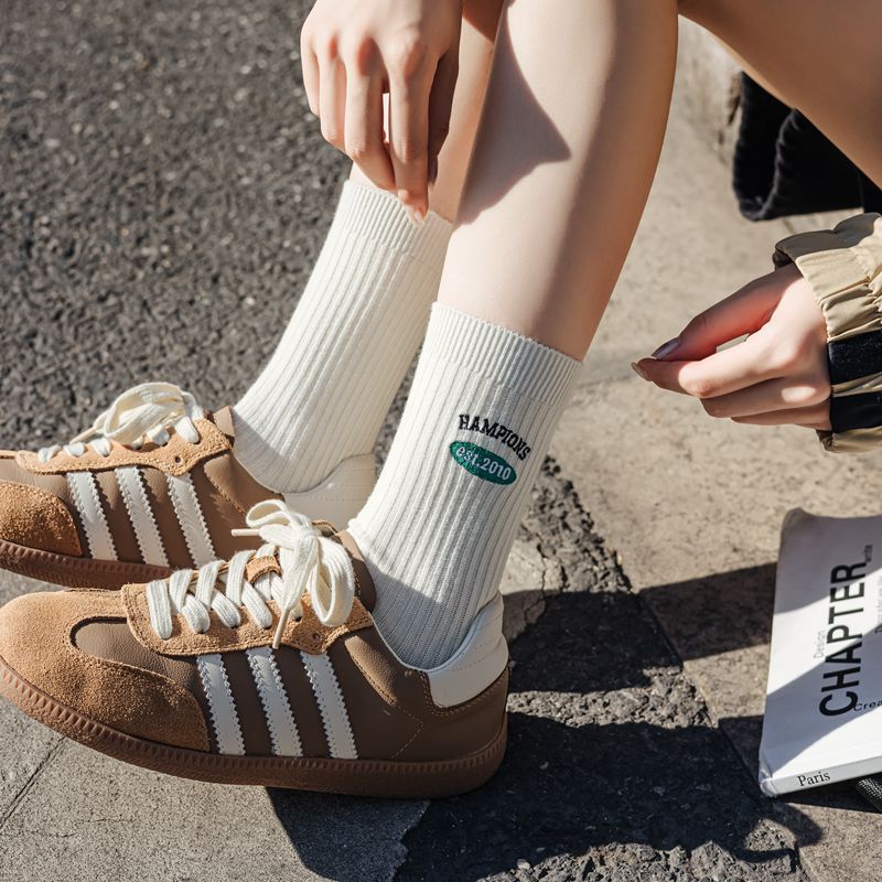 Mujeres Estilo Japones Letra Bloque De Color Algodón Calcetines De Tripulación Un Par display picture 1