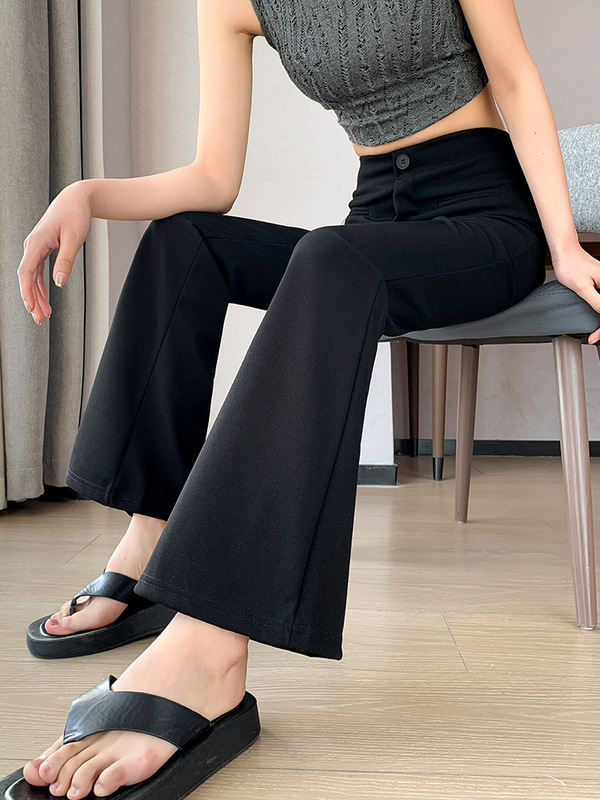 黒いラッパのズボンの女性は腰が高くて痩せています。|undefined