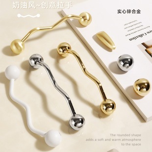 ��ʽ�\�Ͻ����T���֬F�����s��ɫ�����~ɫ��φοי������İ���