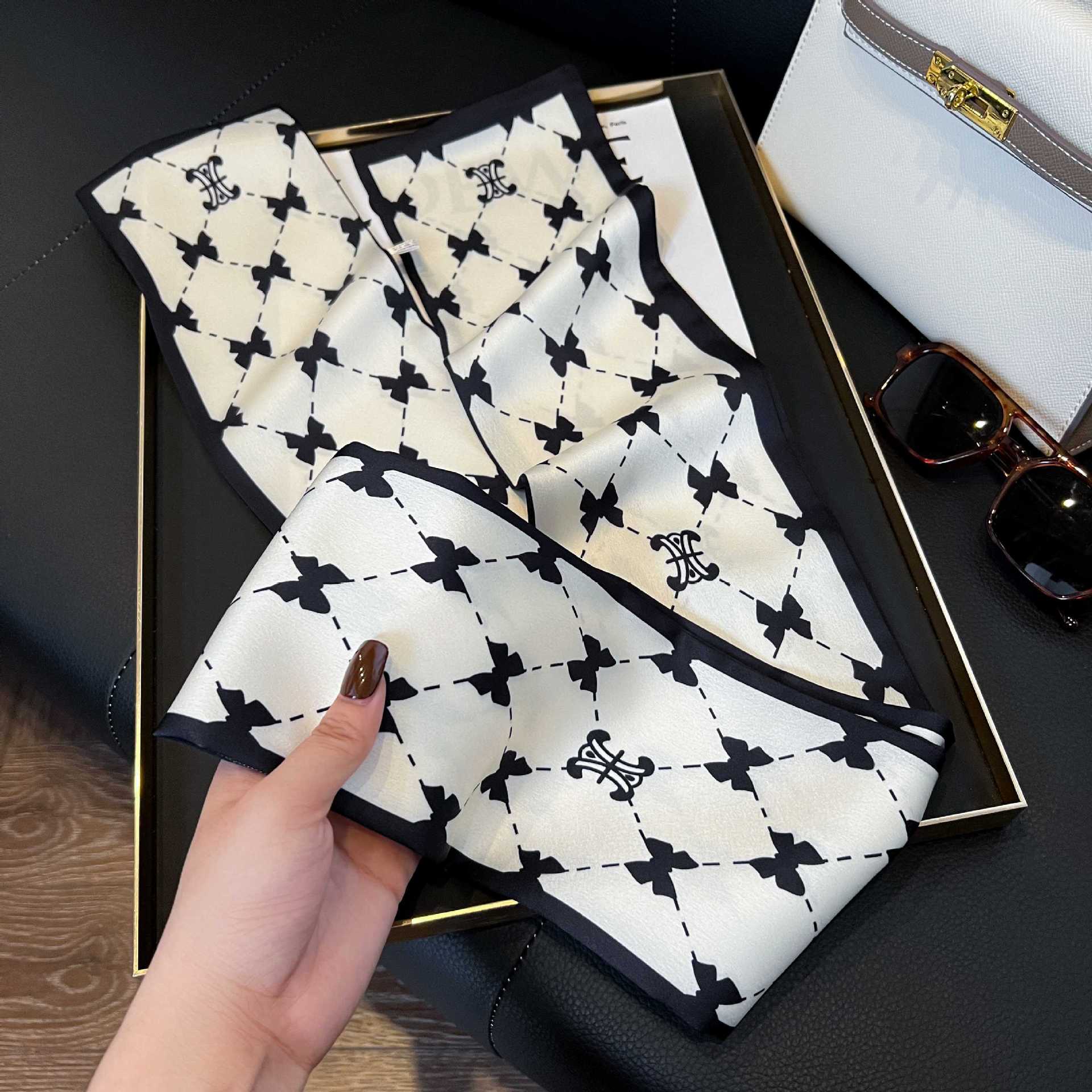 Nueva bufanda de seda pequeña banda larga estrecha para el cabello mujer estilo primavera y otoño moda madre bufanda estilo verano estilo fino serpentina bufanda al por mayor