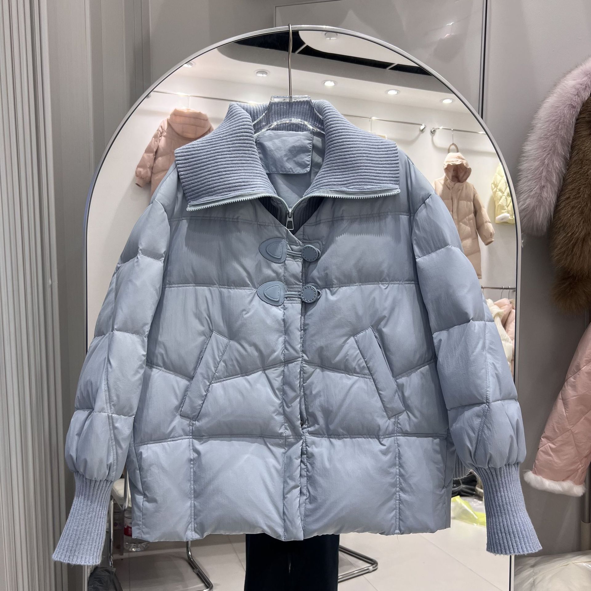 A3I2025年秋冬新款羽绒服女针织领设计感拼接大翻领假两件白鸭绒