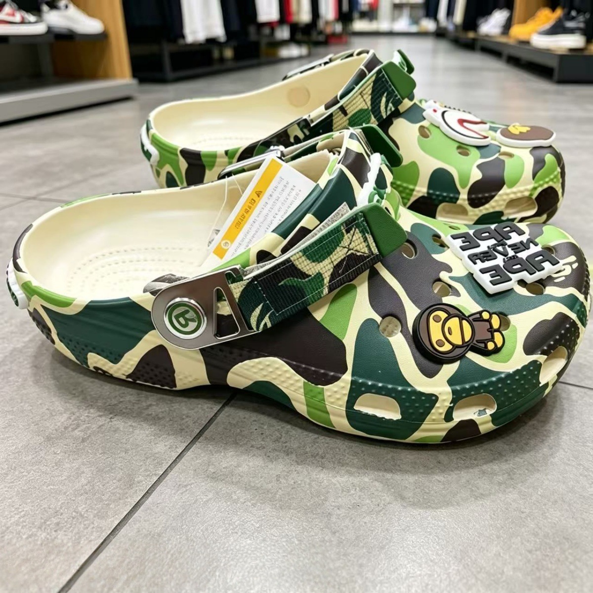 2026 nuevos zapatos de agujero de botón de hierro Beep sandalinas antideslizantes al aire libre zapatos de playa al por mayor fábrica