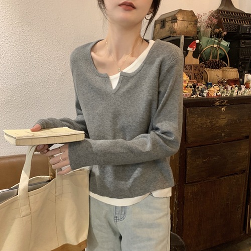 Korean-inspired Ins-style color-blocked two-piece knit sweater for women, autumn/winter slimming, suitable for layering and wearing as a base top.