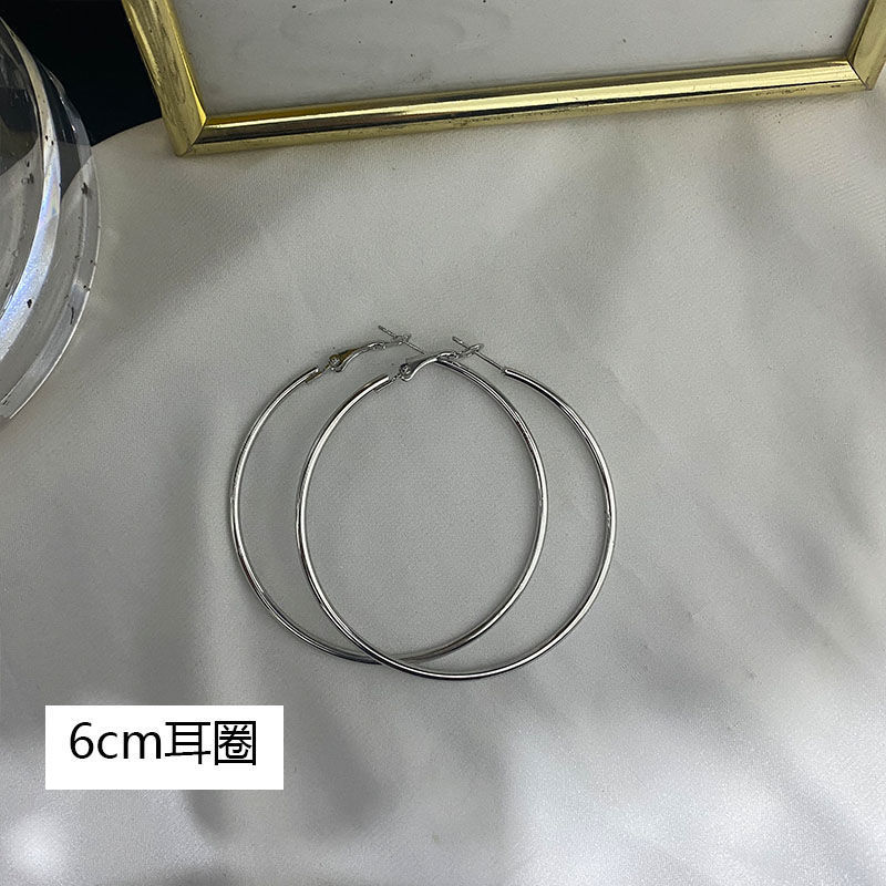 Pendientes de aro lisos para mujer, lujo ligero, pendientes de alta gama, pendientes populares, aretes de diseño exclusivo, aretes de otoño e invierno al por mayor